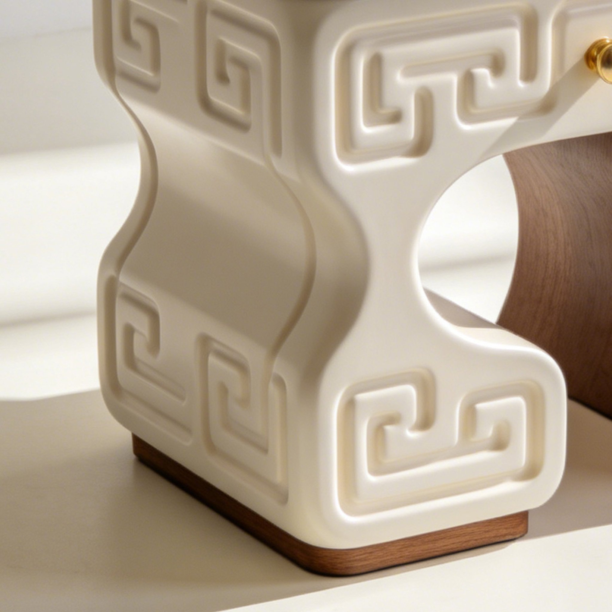 침대 옆에 놓는 실용적인 원목 사이드 테이블