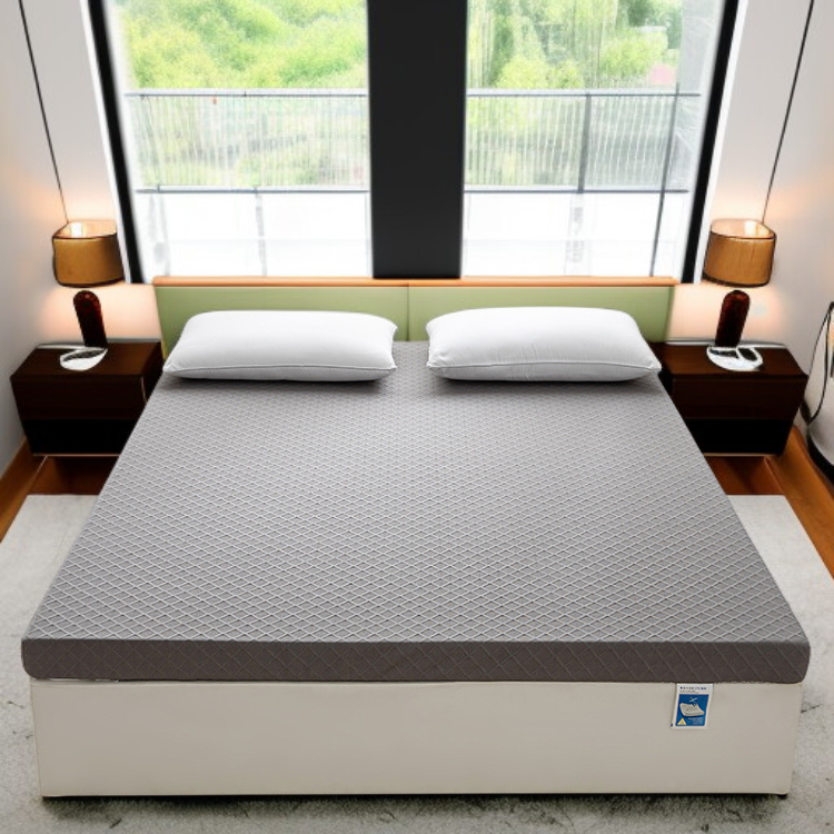 家庭用ベッドに敷かれた柔らかいクッションマットレス