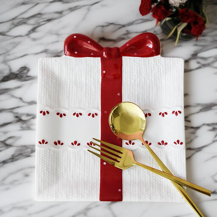 선물 포장처럼 보이는 식판 측면