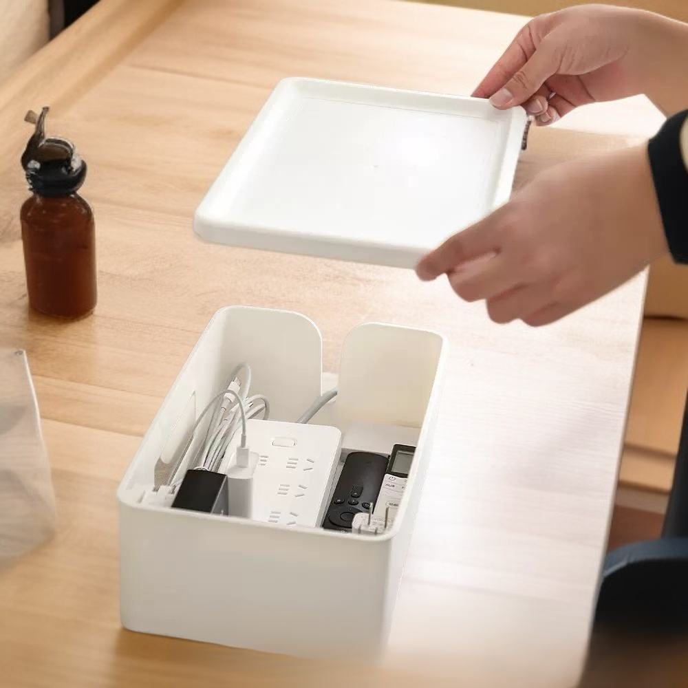 Caja organizadora de enchufes de gran capacidad en uso