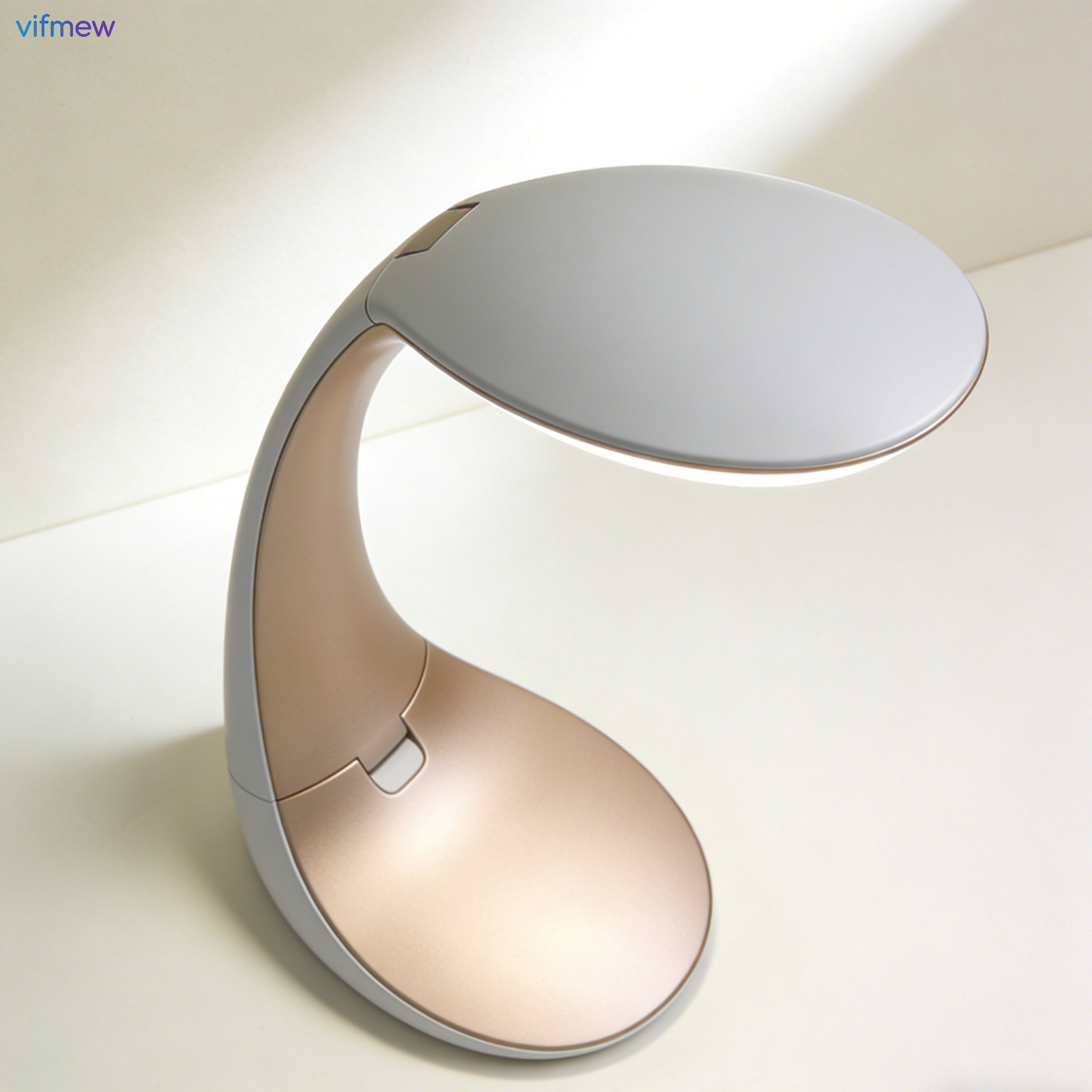 フレキシブルな目保護デスクランプ