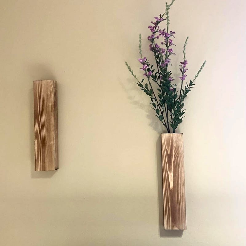 装飾的な木製の壁掛け花瓶