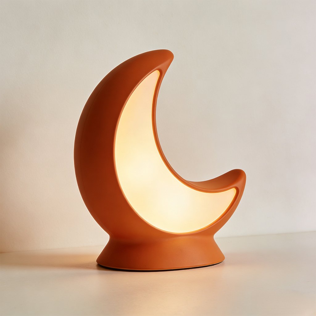 Lámpara de mesa pequeña con forma de luna encendida en dormitorio moderno