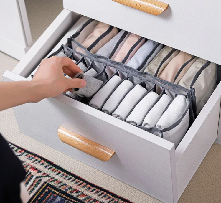 서랍에 정리된 여성 속옷 수납함