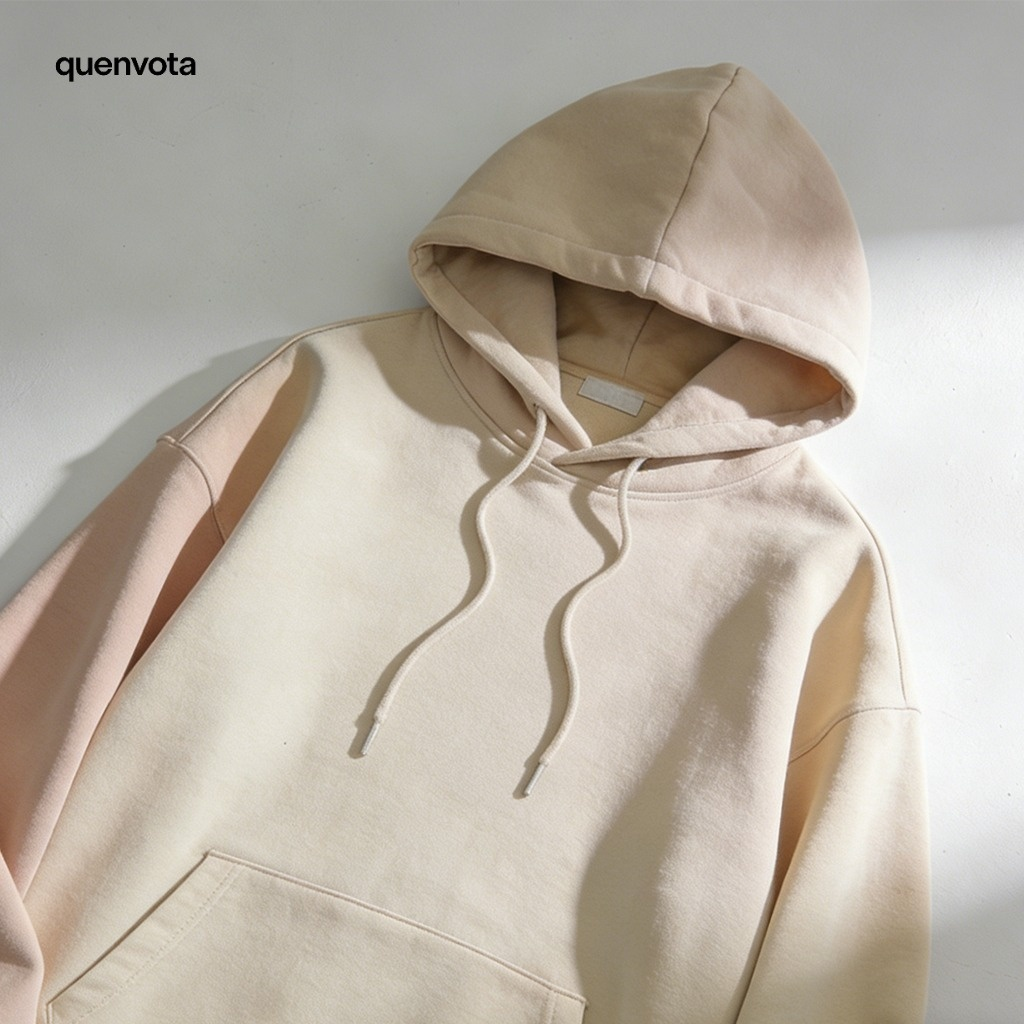 트렌디한 디자인의 후드티 정면 이미지