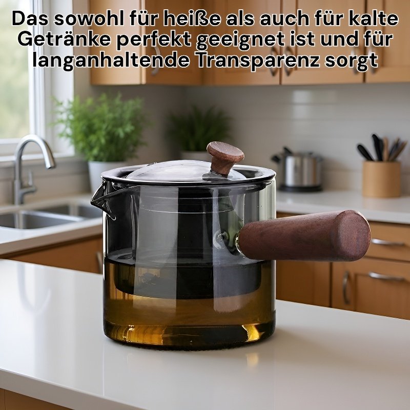 Elegante Teekanne aus Glas auf Holztisch
