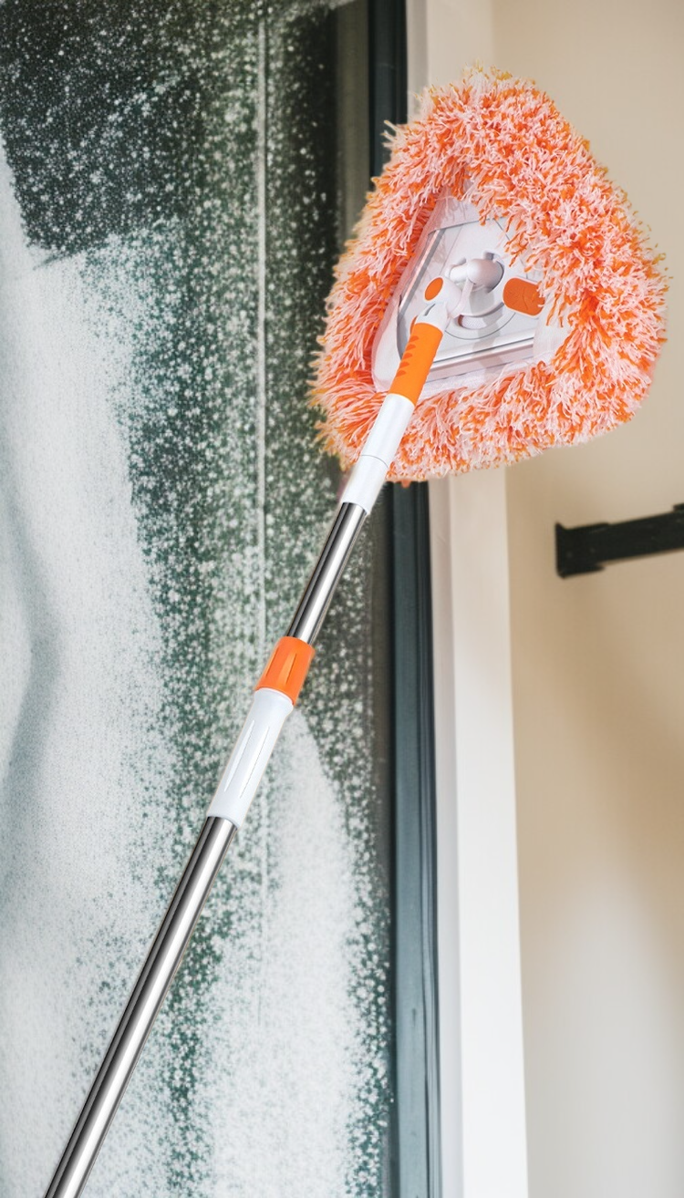 플렉시블 삼각 밀대로 벽 먼지 청소하는 모습
