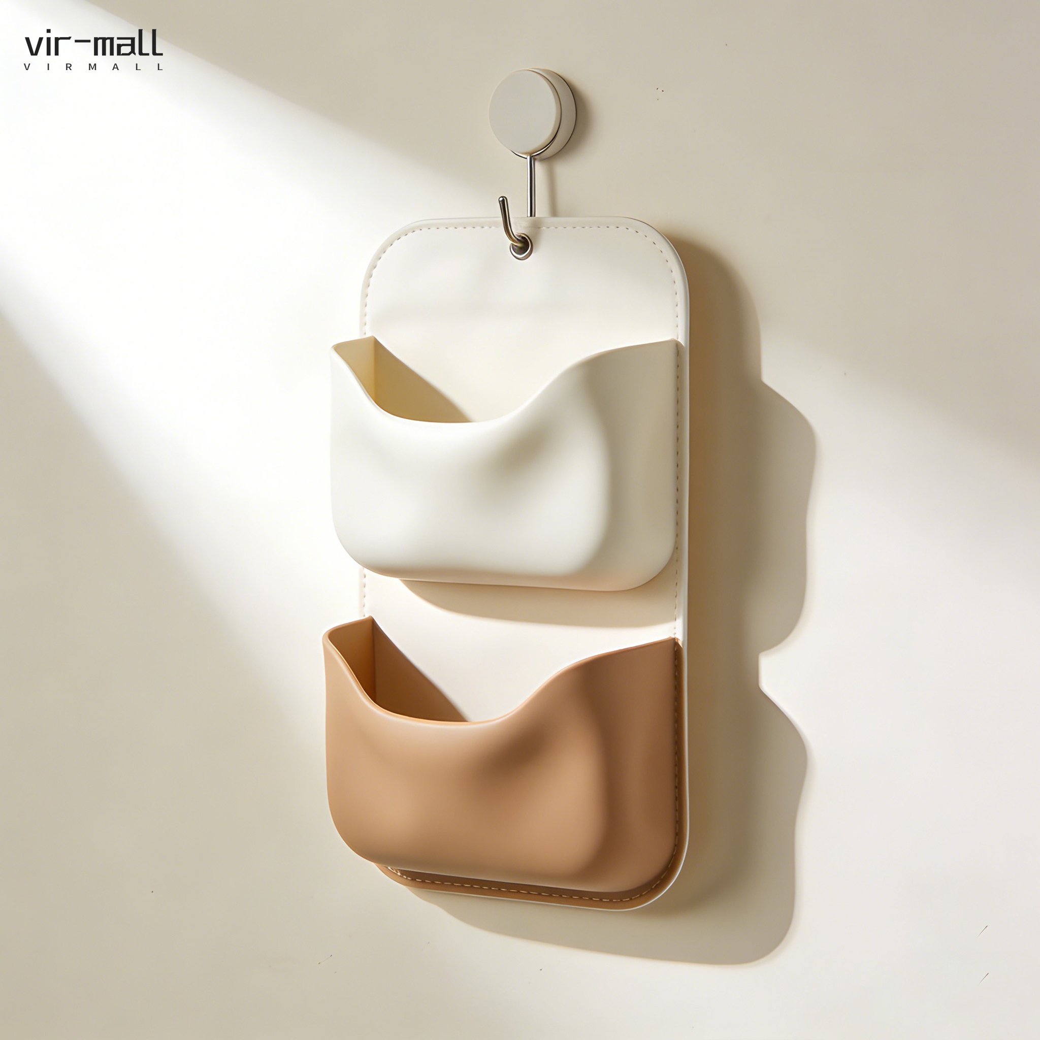 クローゼットに掛けた収納ハンギングバッグ