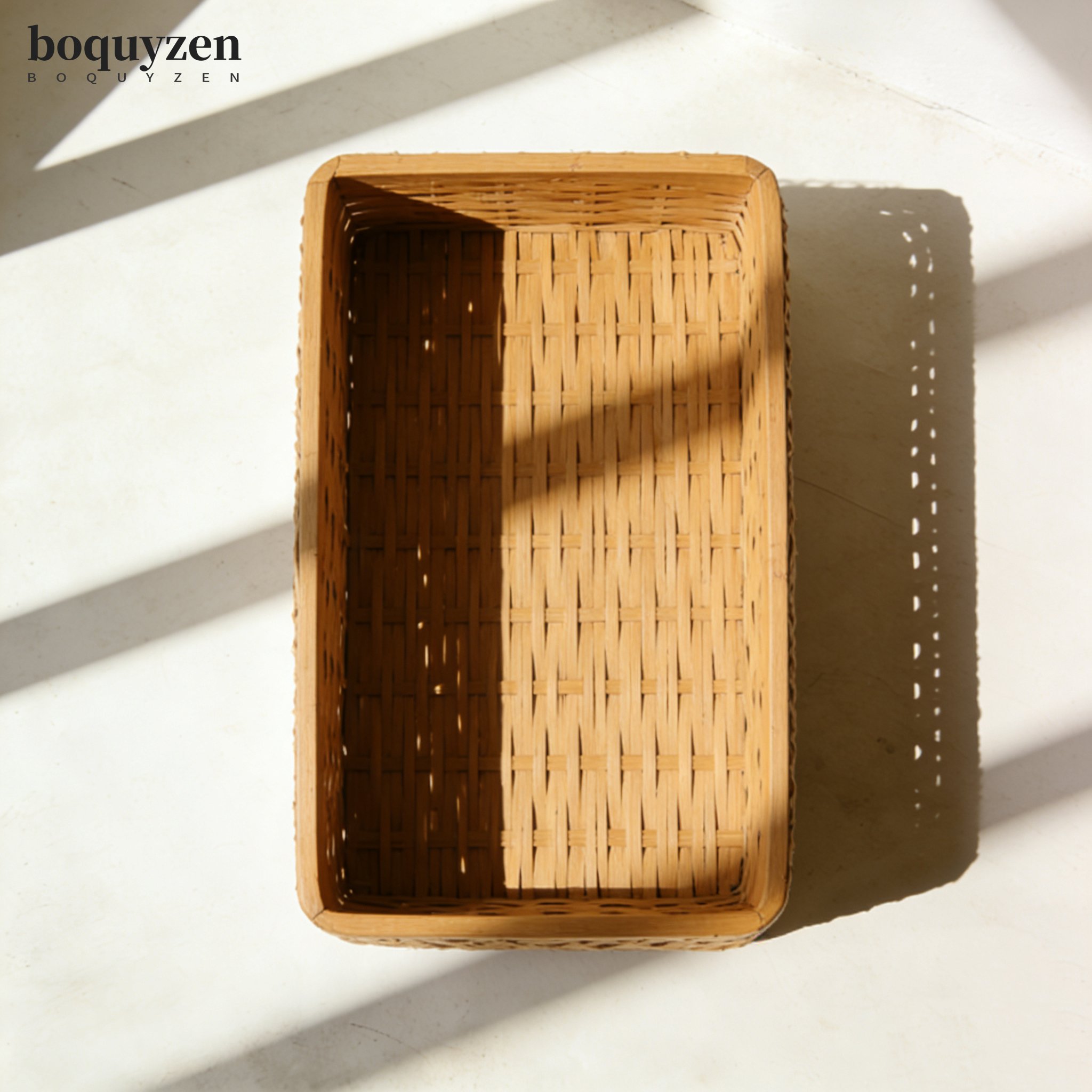 Proutěný košík s dekoračními prvky