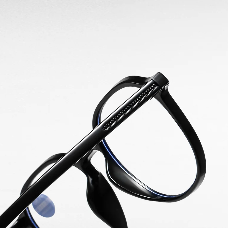 Okulary blokujące niebieskie światło na biurku przy laptopie