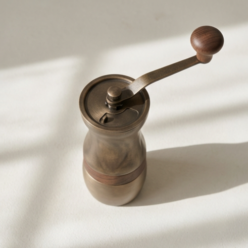 コーヒーミルで豆を挽いている様子