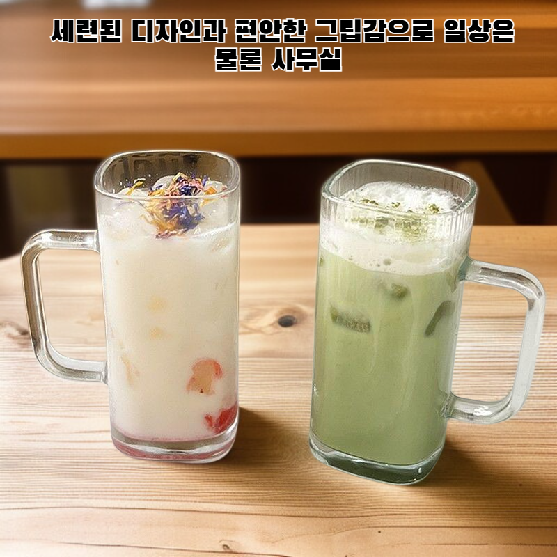 뜨거운 음료를 담은 내열 유리 물컵