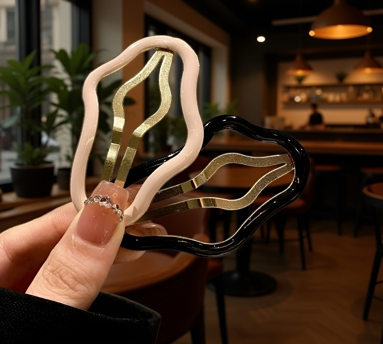 다양한 색상의 구름 모양 헤어핀