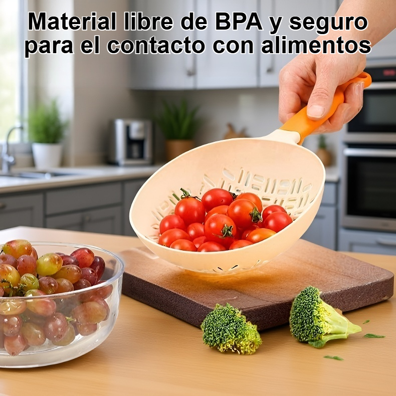 Colador de silicona grande escurriendo pasta fresca