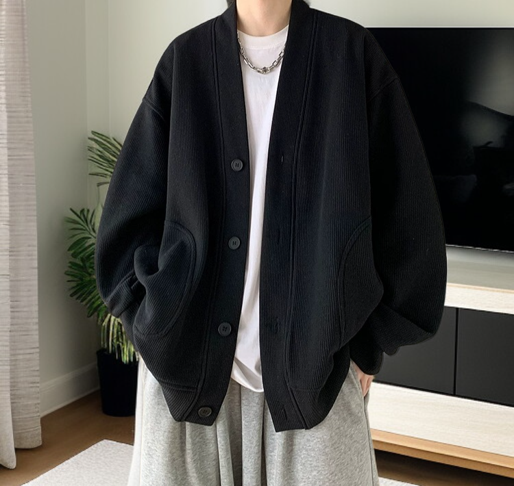 若々しいレイジースタイルの男性用セーター