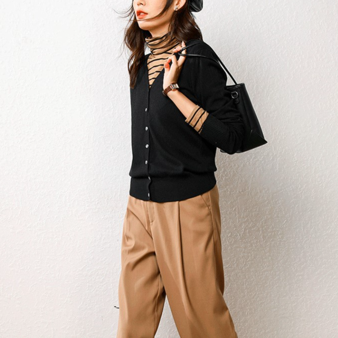 シンプルデザインの着回しやすいレディースカーディガン