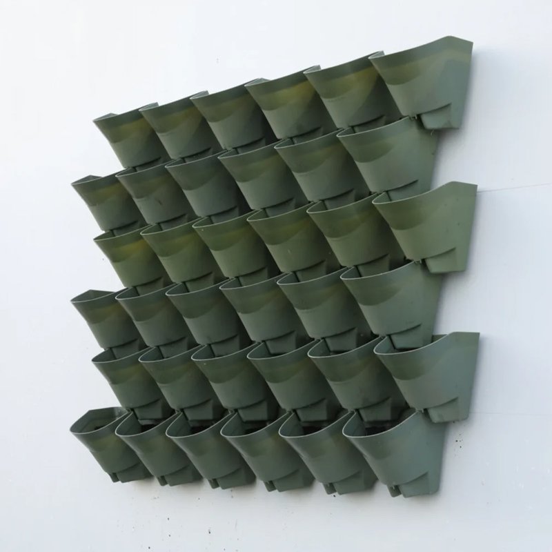 垂直壁面に点滴灌漑付き自動灌漑植木鉢ホルダー