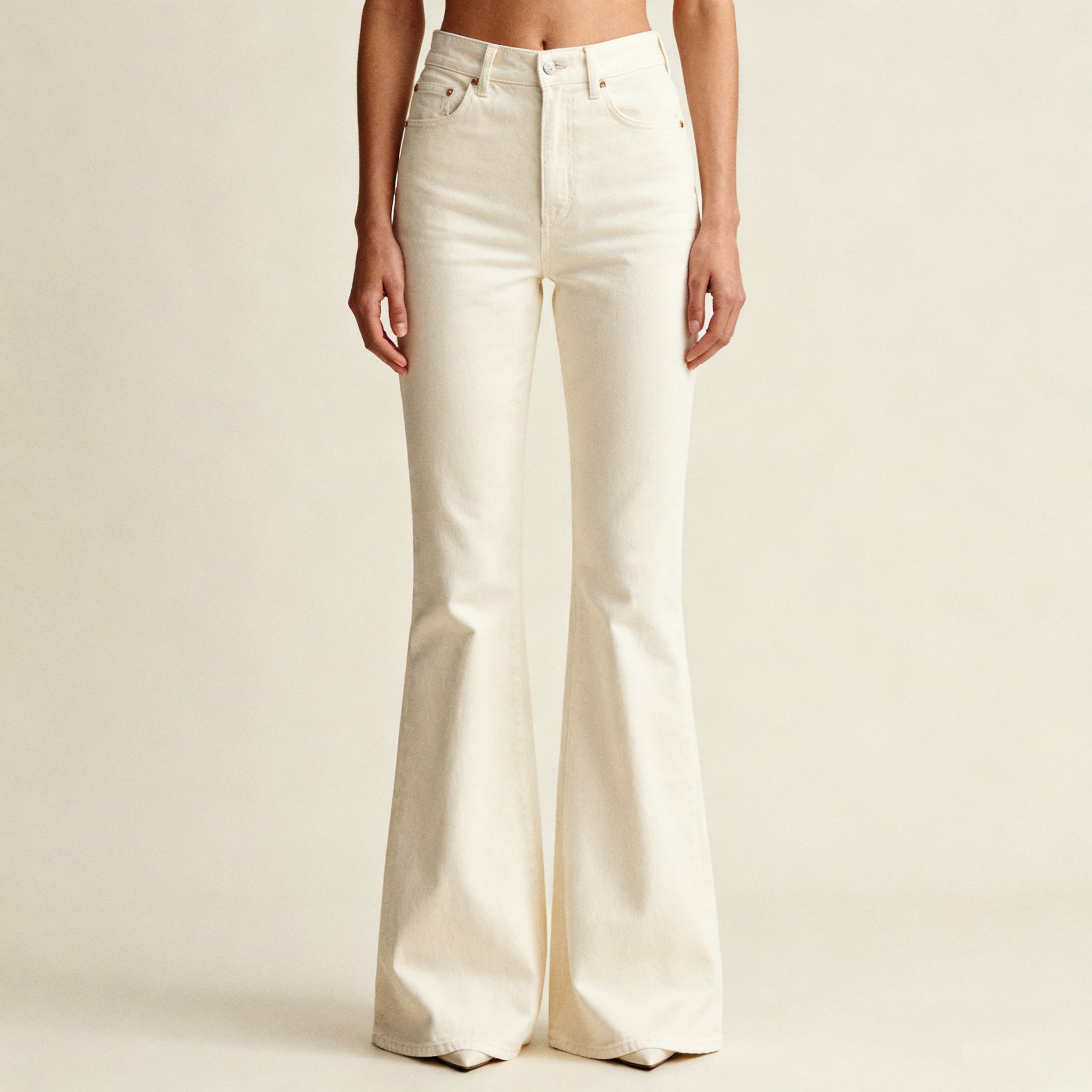 세련된 화이트 부츠컷 여성 팬츠