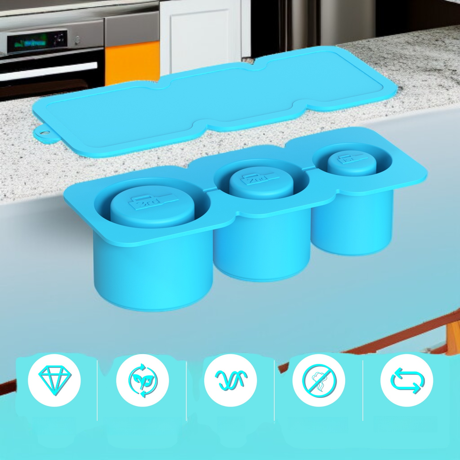 얼음틀에 물을 붓는 모습