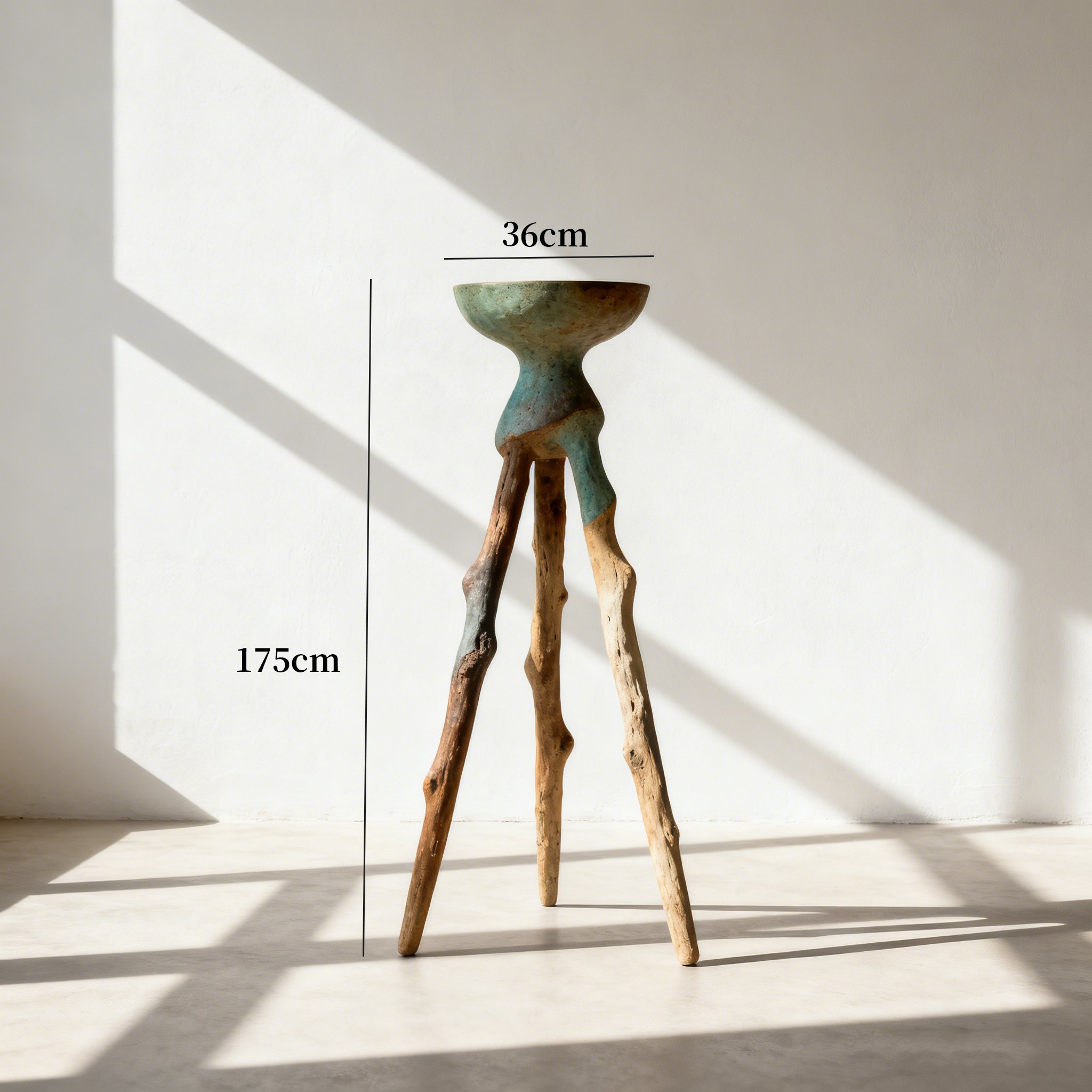 다양한 화분이 진열된 삼각형 선반