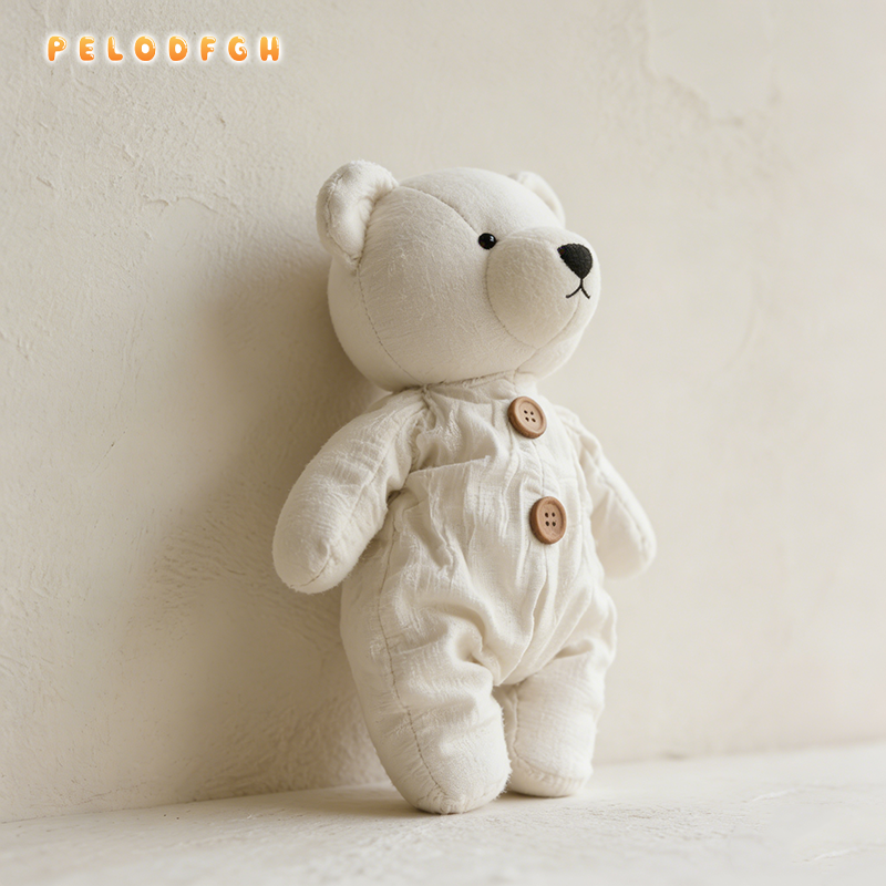 Klasická plyšová panenka medvídek, měkká, šetrná k pokožce a nelíná.