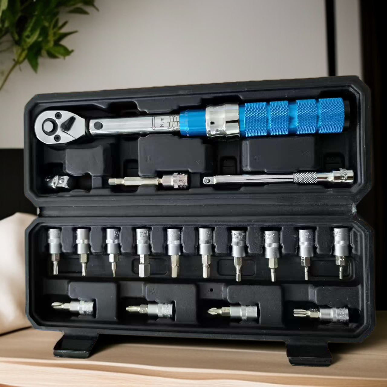 Adjustable torque wrench for professional mechanics