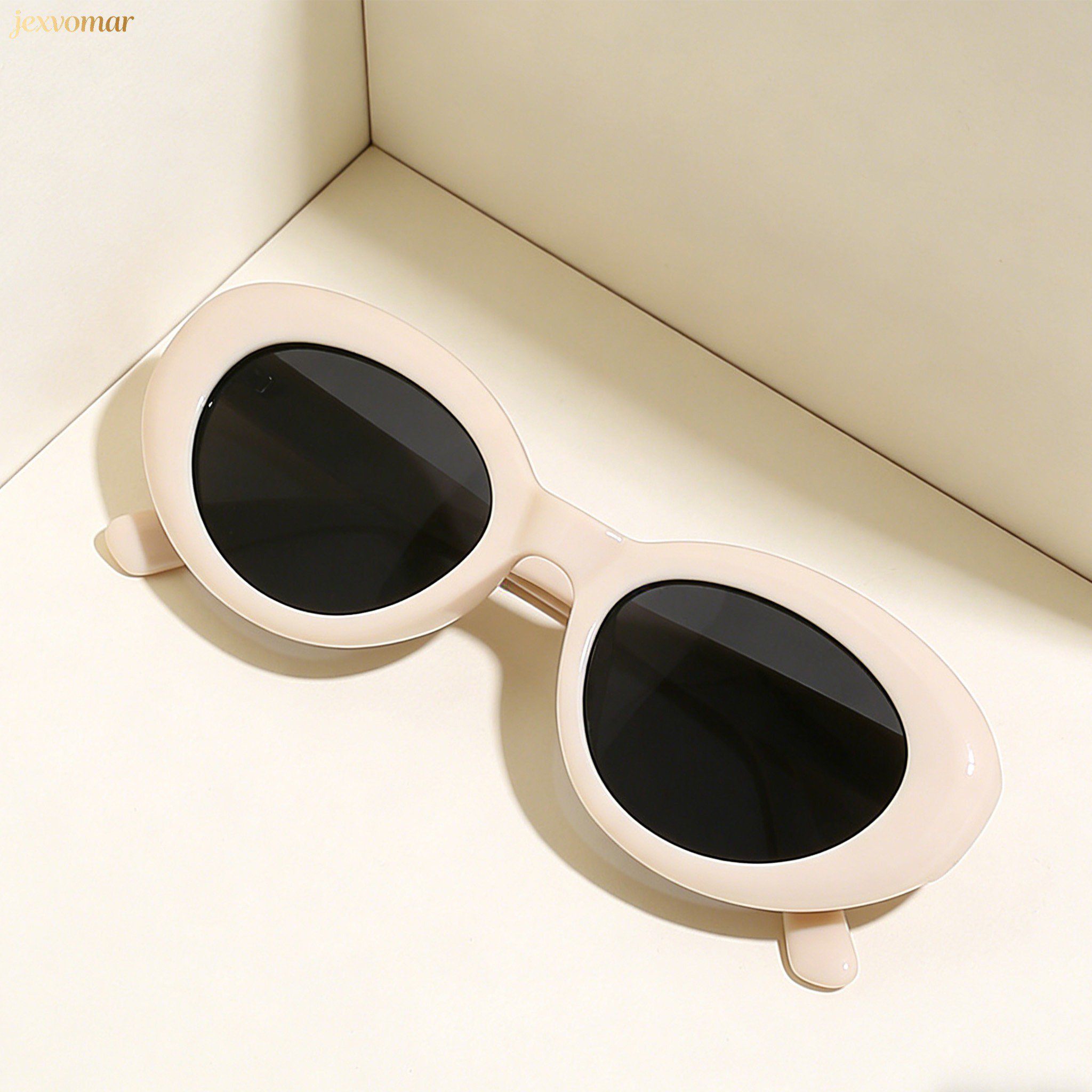 스타일리시한 선글라스 착용 모습