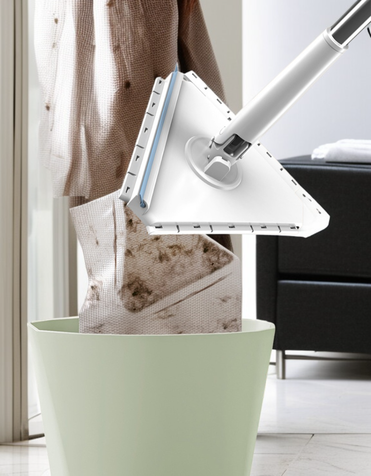 욕실 청소에 적합한 삼각 밀대 사용 모습