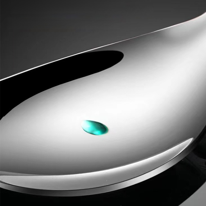 厚手のステンレス製スプーン