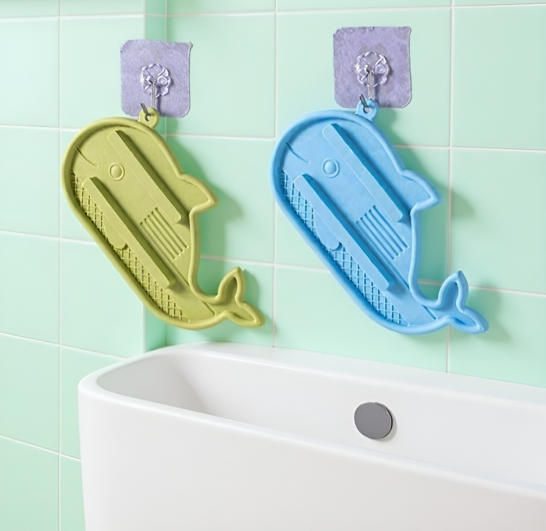 주방 싱크대에 설치된 미끄럼방지 수납선반