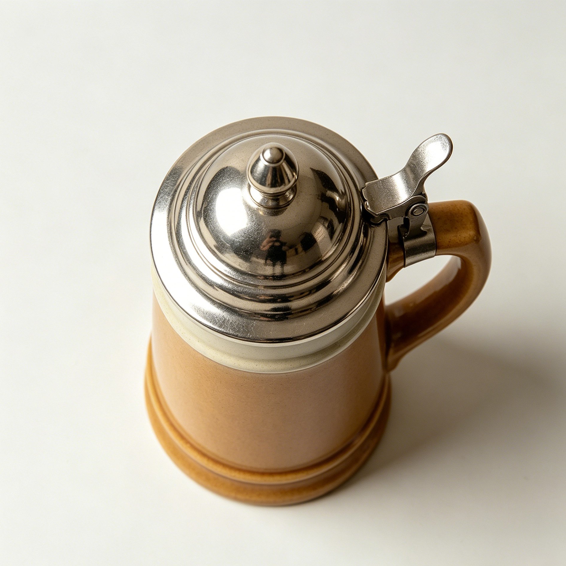 Traditioneller Bierkrug aus Steinzeug mit Zinndeckel aus Bayern