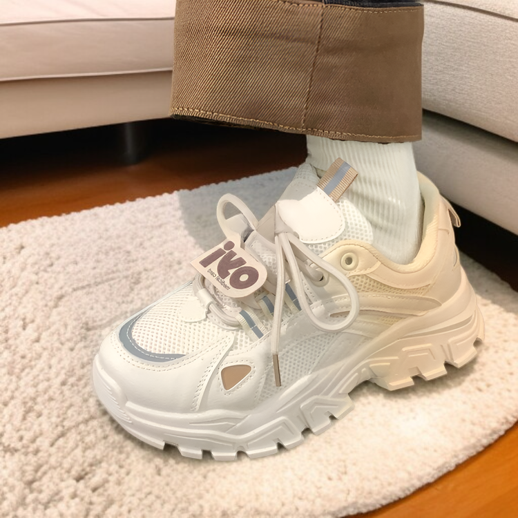 通気性抜群の厚底トレーナーデザイン