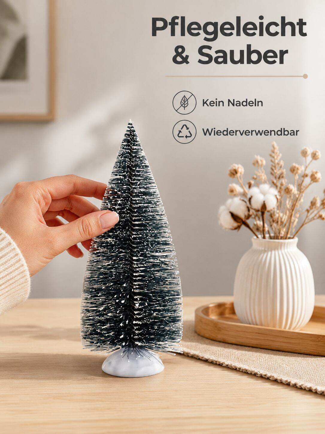 Mini-Weihnachtsbaum mit Kiefernnadeln und schneebedeckten Kiefern, ein kleiner grüner Weihnachtsbaum
