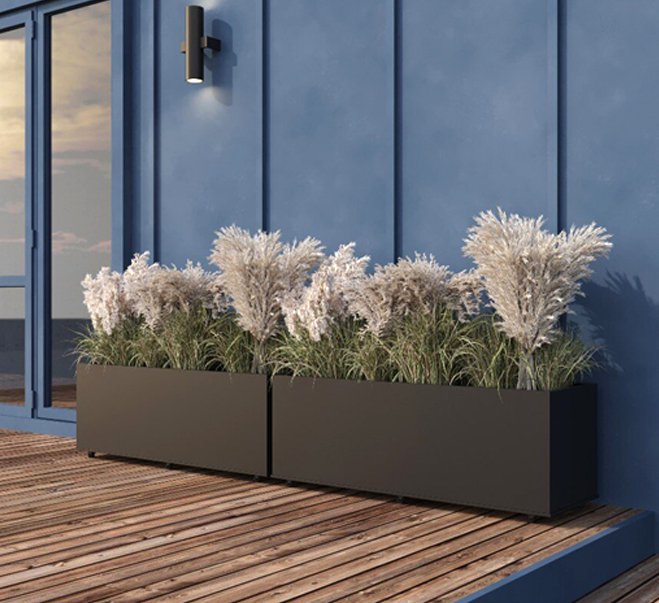 丸い金属製の植木鉢