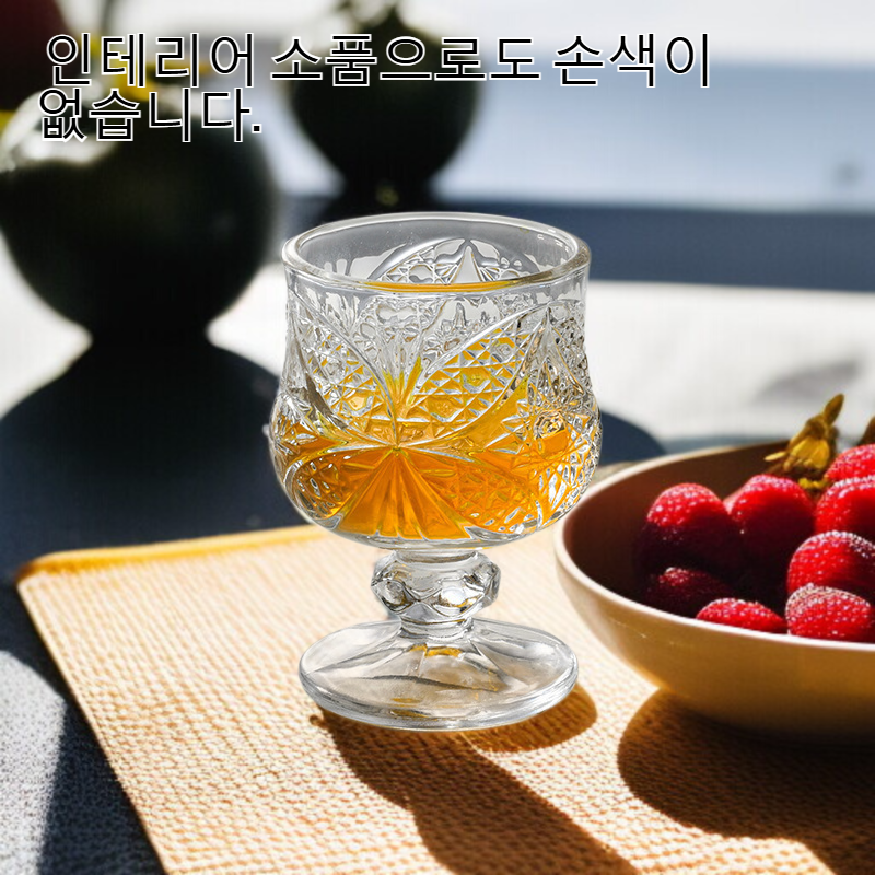다이아몬드 컷 디자인의 하이 풋 와인잔