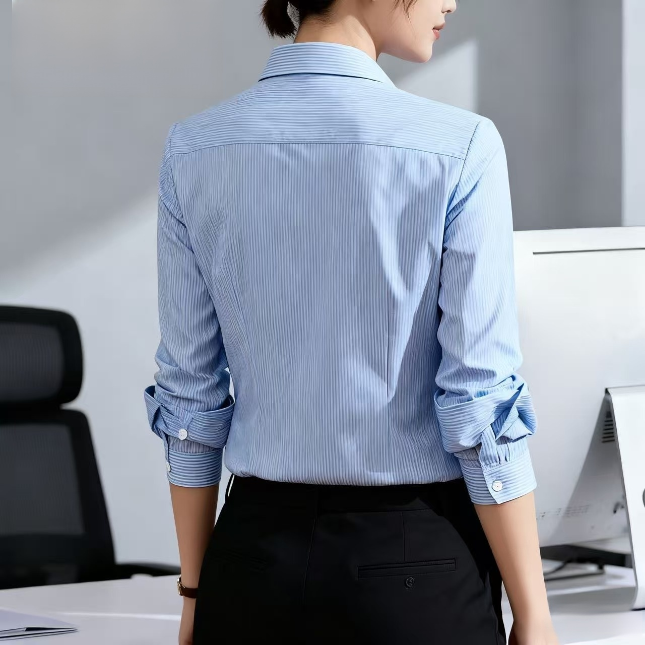 여성용 파란색 줄무늬 셔츠, 파란색과 흰색 줄무늬 블라우스, 작업대.