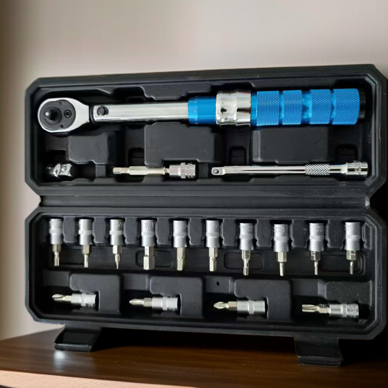 Easy-to-set torque wrench adjustment knob