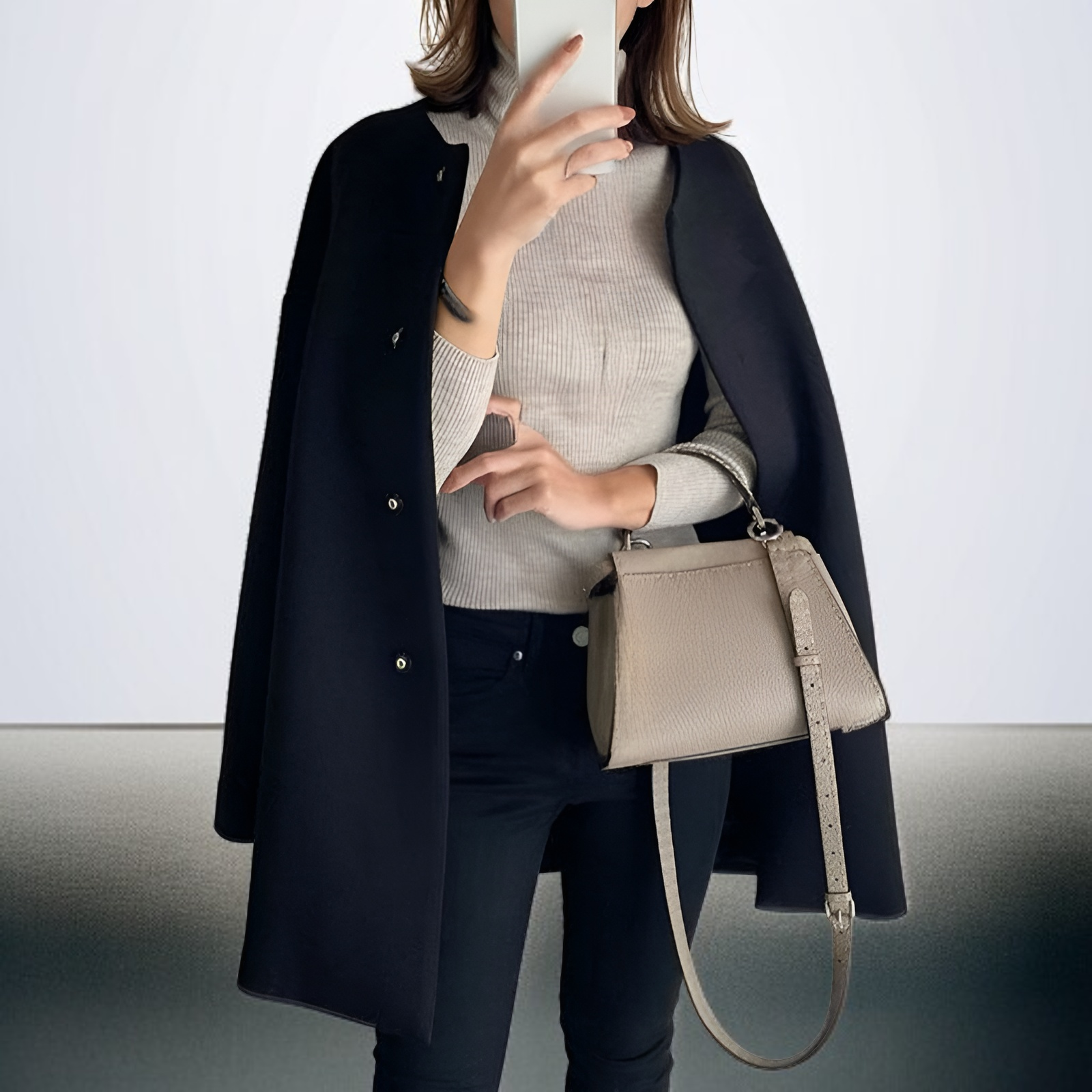 スタイリッシュなシルエットの女性コート