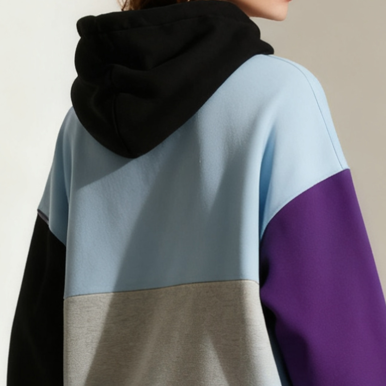 남성 모델이 착용한 컬러블록 코튼 후드티