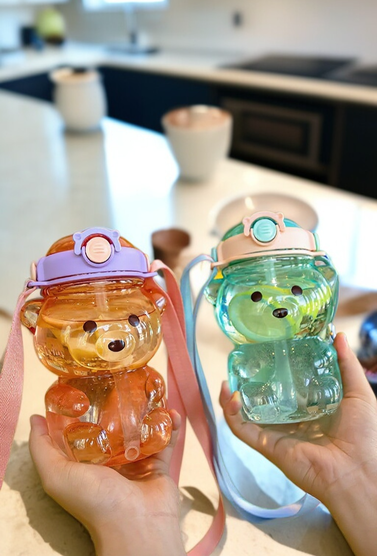 BPA-free children's drinking cup with lid and straw