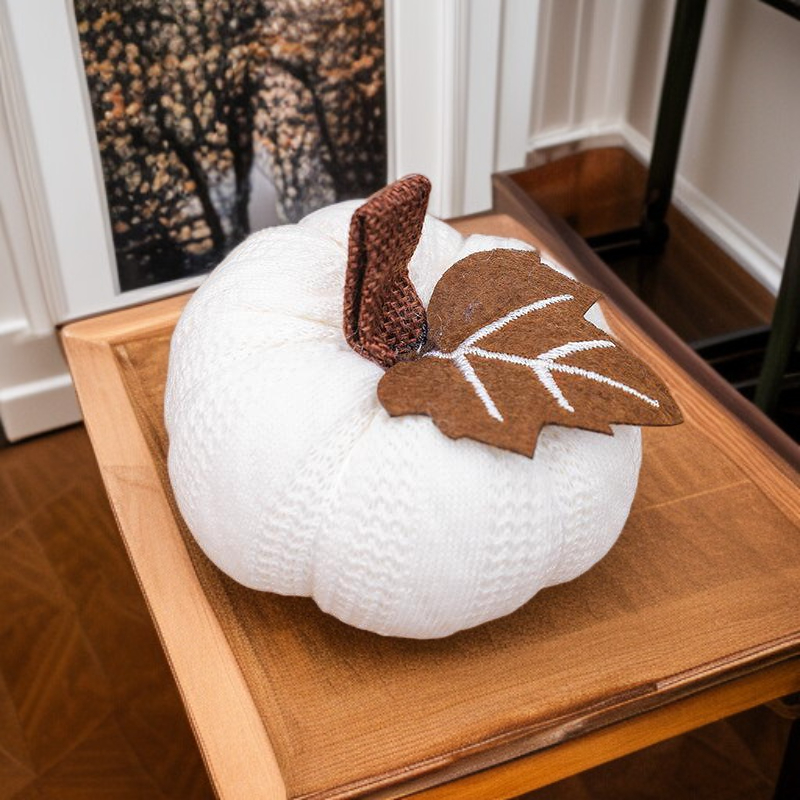 زينة يدوية من اليقطين البرتقالي للاحتفال والديكور