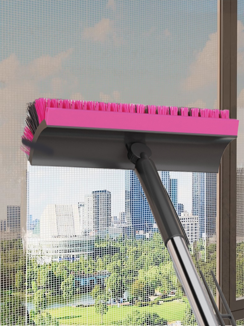 Cepillo giratorio limpiando una mesa de madera