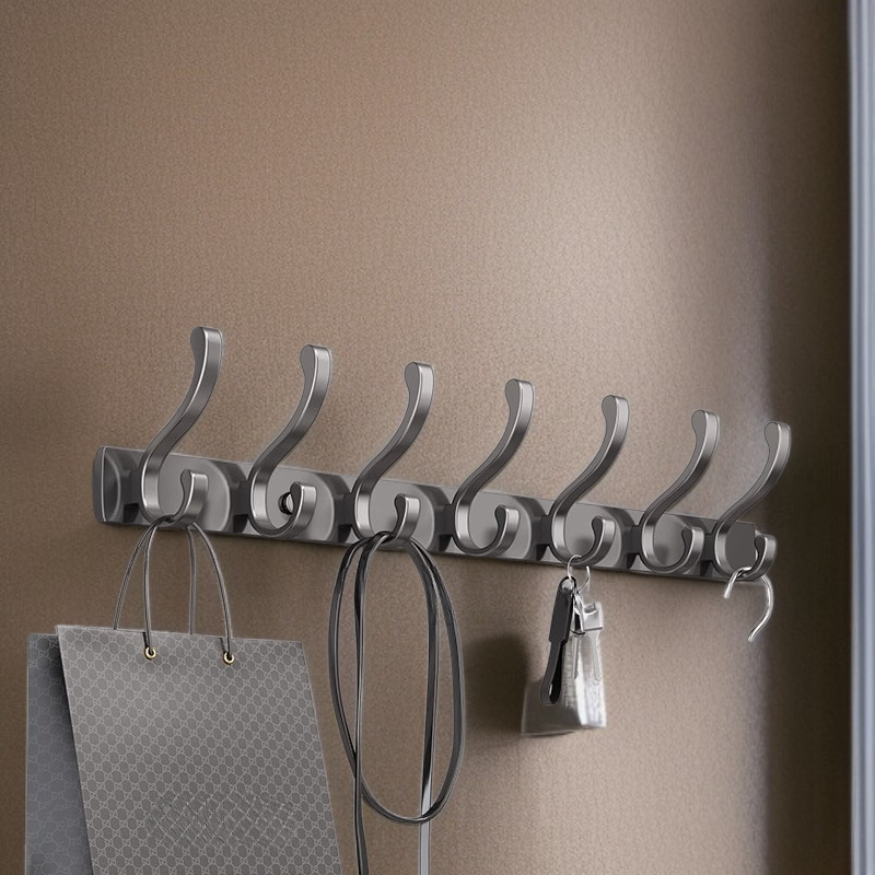コートやバッグを掛けた状態のマルチフック