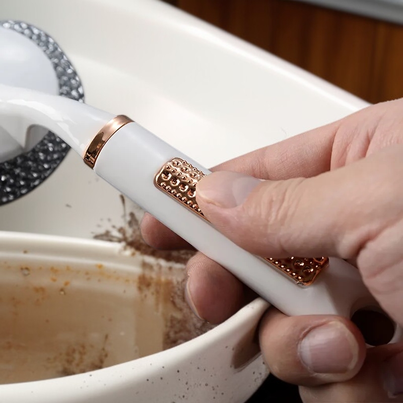 ポットやフライパンの汚れを落とすブラシ