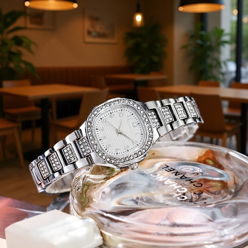 ساعة نسائية أنيقة مع حزام فولاذي 