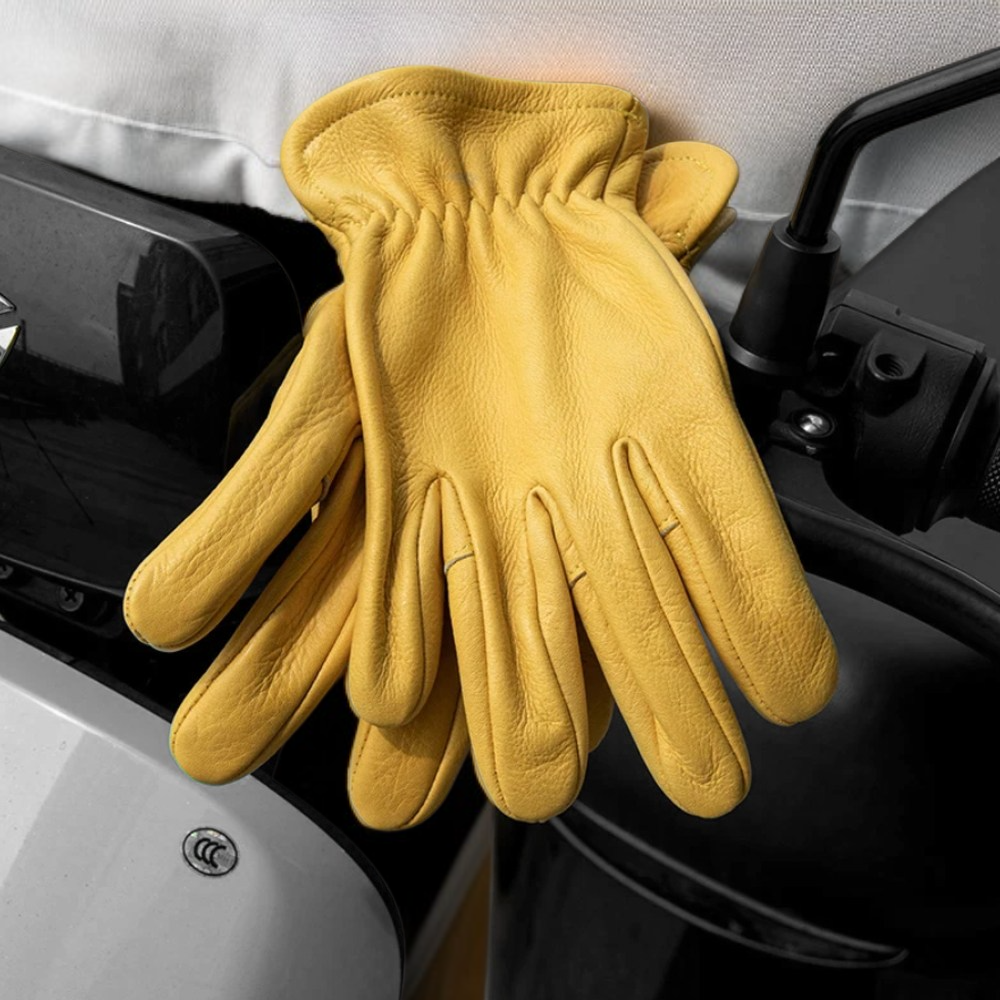 革製のバイクの手袋