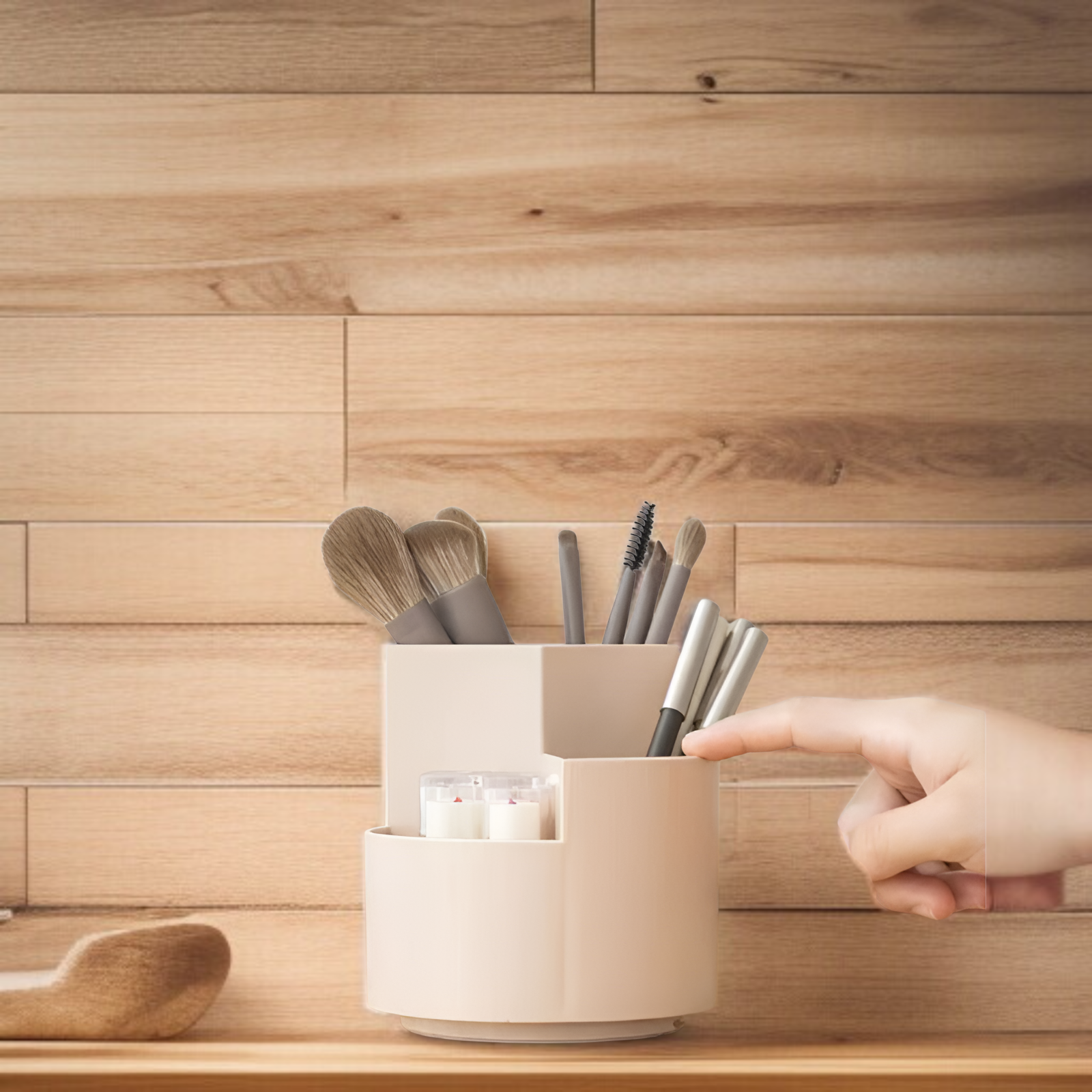 다양한 필기구를 보관한 회전 필통