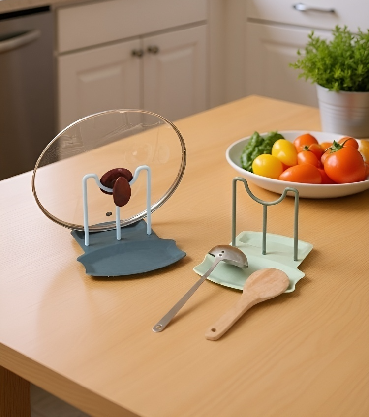 냄비 뚜껑 걸이로 깔끔하게 정리된 주방