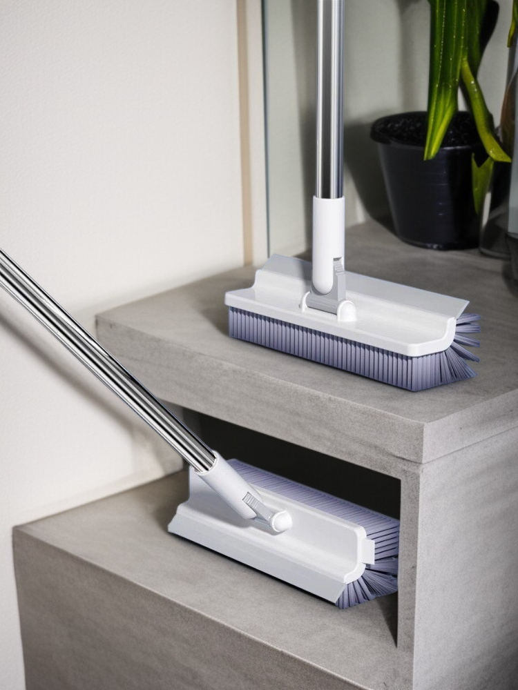 욕실 바닥 청소하는 브러시 사용 모습