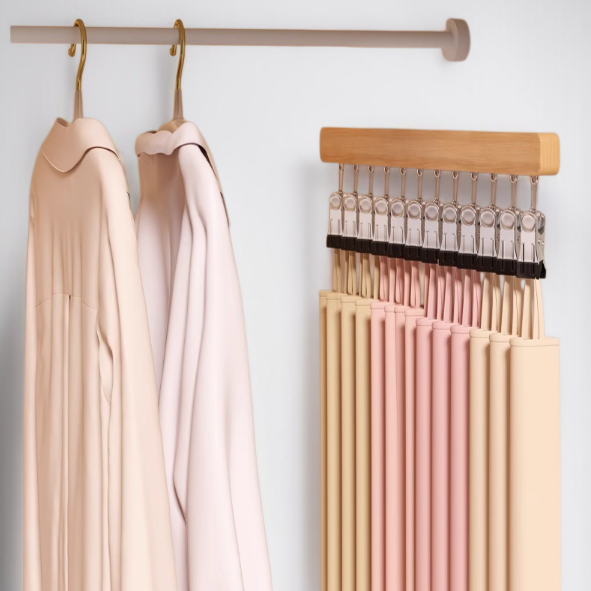 옷을 정리한 실목 신축 옷걸이 활용 예시